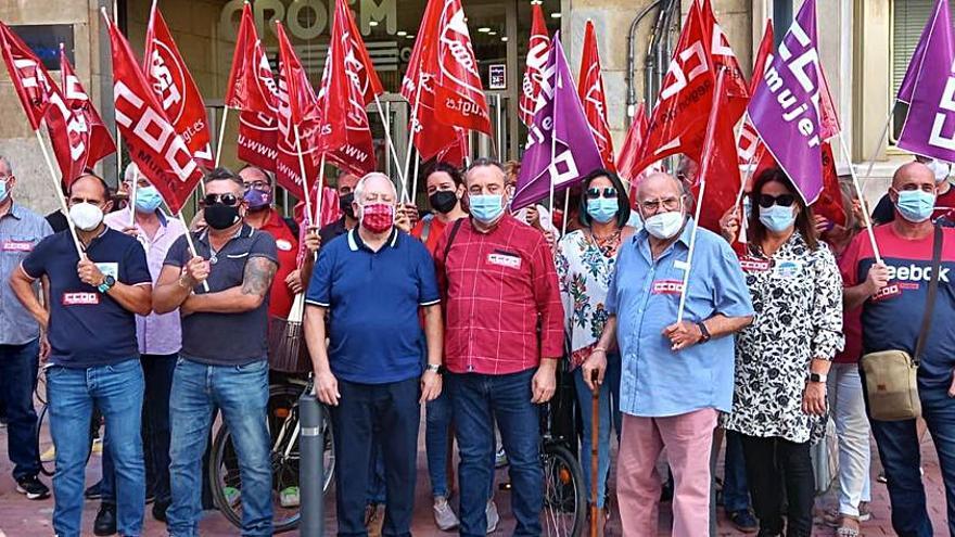 UGT y CCOO protagonizaron ayer una protesta ante la CROEM en el Día del Trabajo Decente. | L.O.