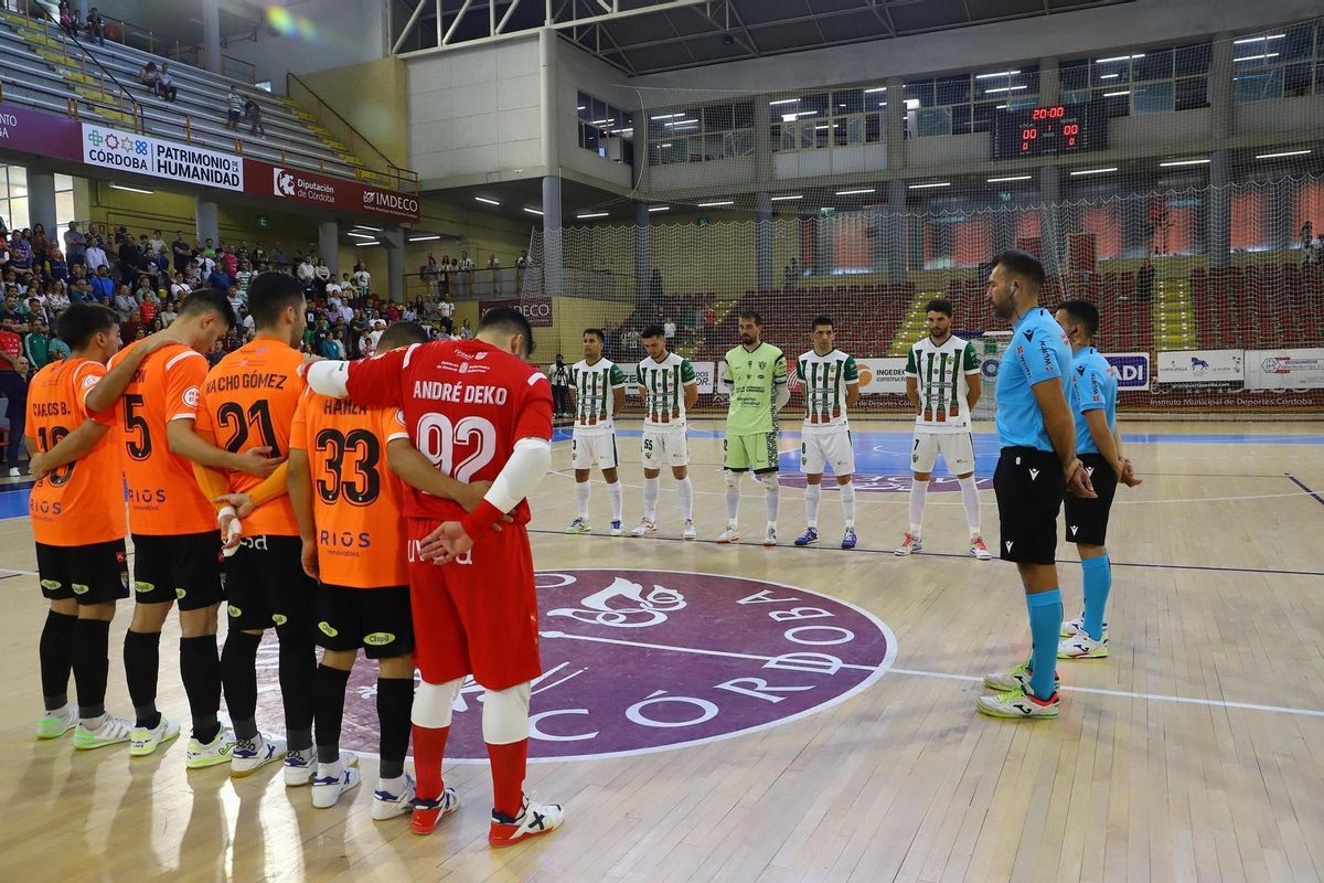 Minuto de silencio antes del Córdoba Futsal-Ribera Navarra en Vista Alegre.