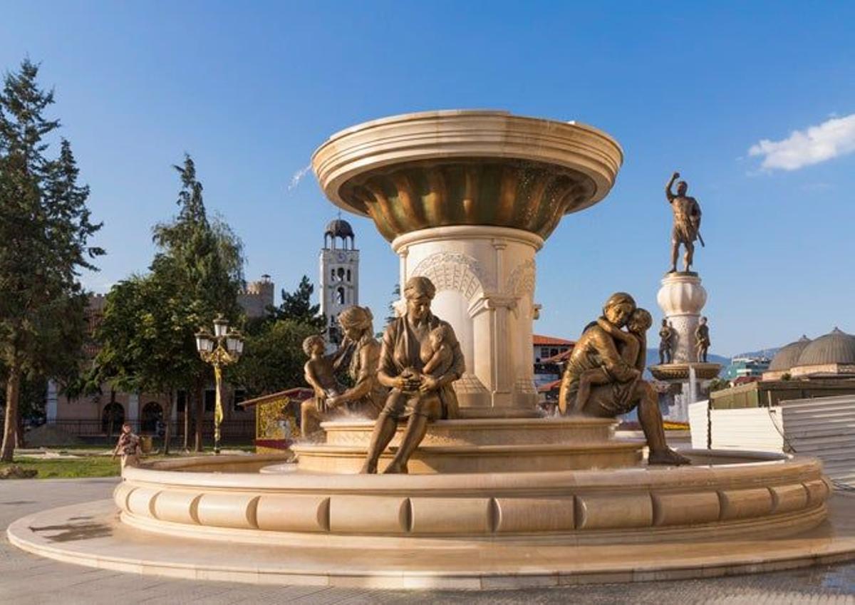 Fuente de las Madres de Macedonia en la plaza de la Rebelión en Skopje, capital de Macedonia.
