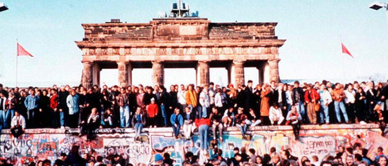 La caída del Muro de Berlín (1989) con la Puerta de Brandeburgo al fondo.