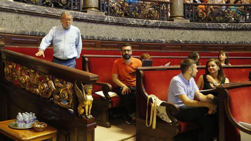 Ramón Vilar abandona su lugar en el pleno municipal. Foto: Vicent M. Pastor