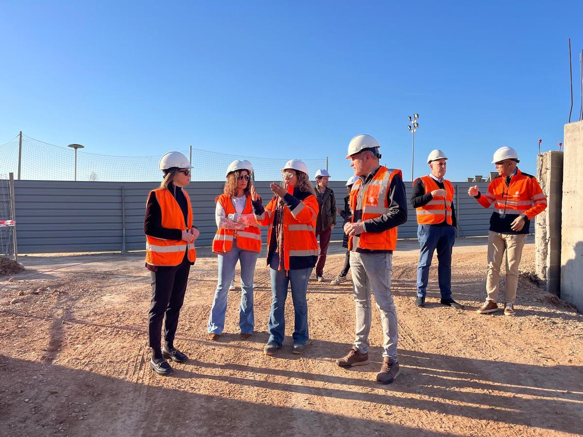 La alcaldesa de la Vall y los concejales de Urbanismo y Deportes, durante una visita a las obras del polideportivo.