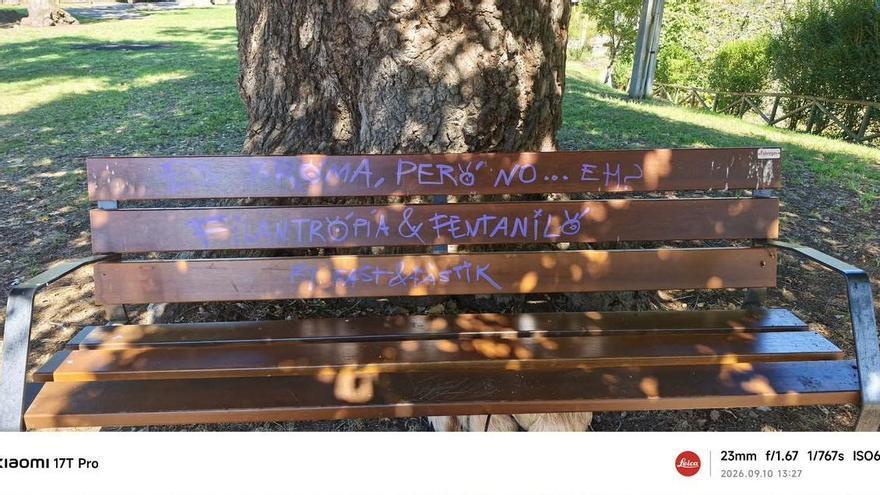 El Ayuntamiento de Cangas de Onís limpia un banco vandalizado en el robledal de San Antoniu