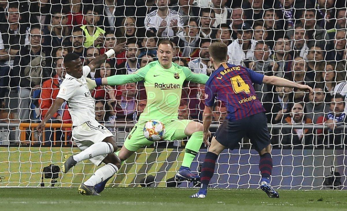 Marc André Ter Stegen durante el partido de vuelta de la semifinal de Copa del Rey entre Real Madrid - FC Barcelona. Marc André Ter Stegen durante el partido de vuelta de la semifinal de Copa del Rey entre Real Madrid - FC Barcelona.