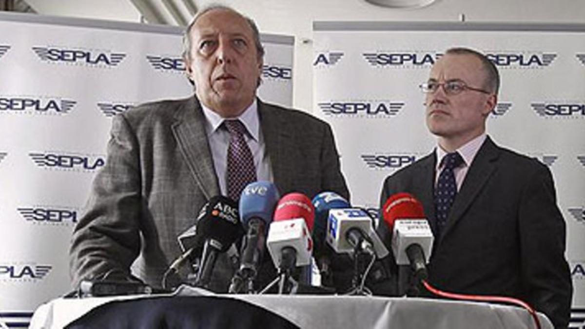El presidente del Sepla-Iberia, Justo Peral (izquierda), y el del sindicato de los trabajadores de British Airways, John Moore.