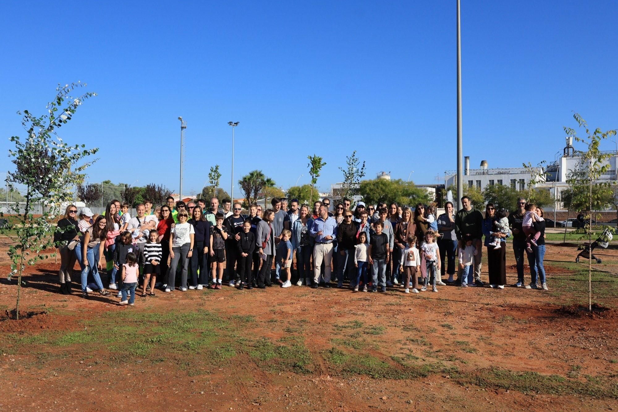  Éxito de la plantación de árboles por parte de personal y familias de Pamesa Grupo Empresarial en la Ciutat Esportiva Municipal de Vila-real que ha tenido lugar en la mañana. de este sábado La acción, que forma parte de la Responsabilidad Social Corporativa del grupo, está incluida en la programación del 20.º Mes de la Sostenibilidad de la Concejalía de Medio Ambiente.