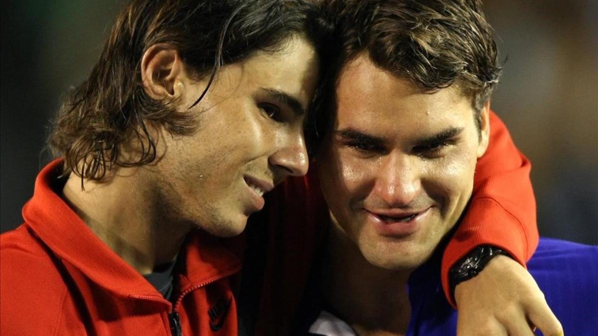 Nadal y Federer charlan en la entrega de trofeos tras la final que protagonizaron en Melbourne en el 2009.