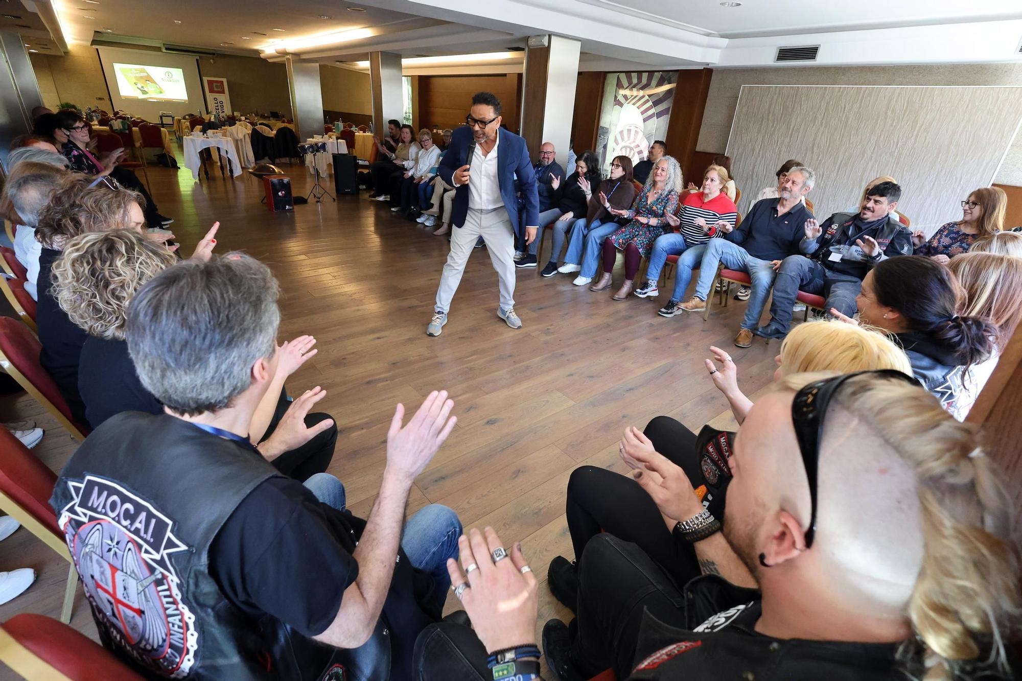 Pedro Campos impartiendo un taller sobre percuterapia en el marco de la Asamblea General Anual de la Federación Española de Asociaciones de Ayuda al Déficit de Atención e Hiperactividad (TDAH), celebrado en Vigo