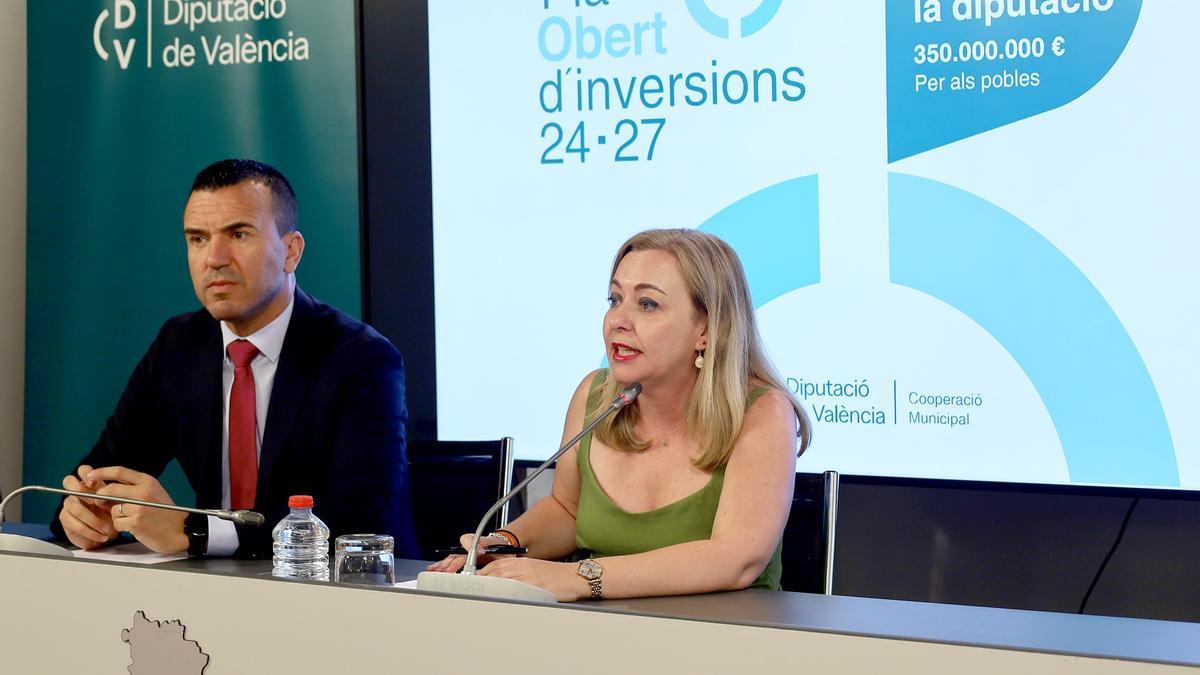 Natàlia Enguix y Vicent Mompó presentan el nuevo Pla Obert de inversiones.