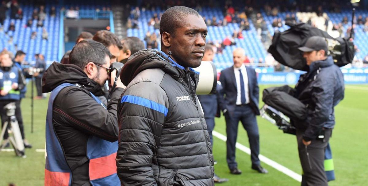 Clarence Seedorf, en la banda de Riazor como entrenador del Deportivo en 2018. | Víctor Echave