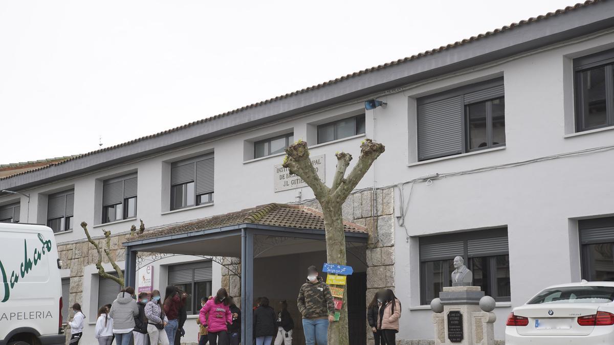 Exterior del Instituto de Muga con los alumnos a la hora del recreo