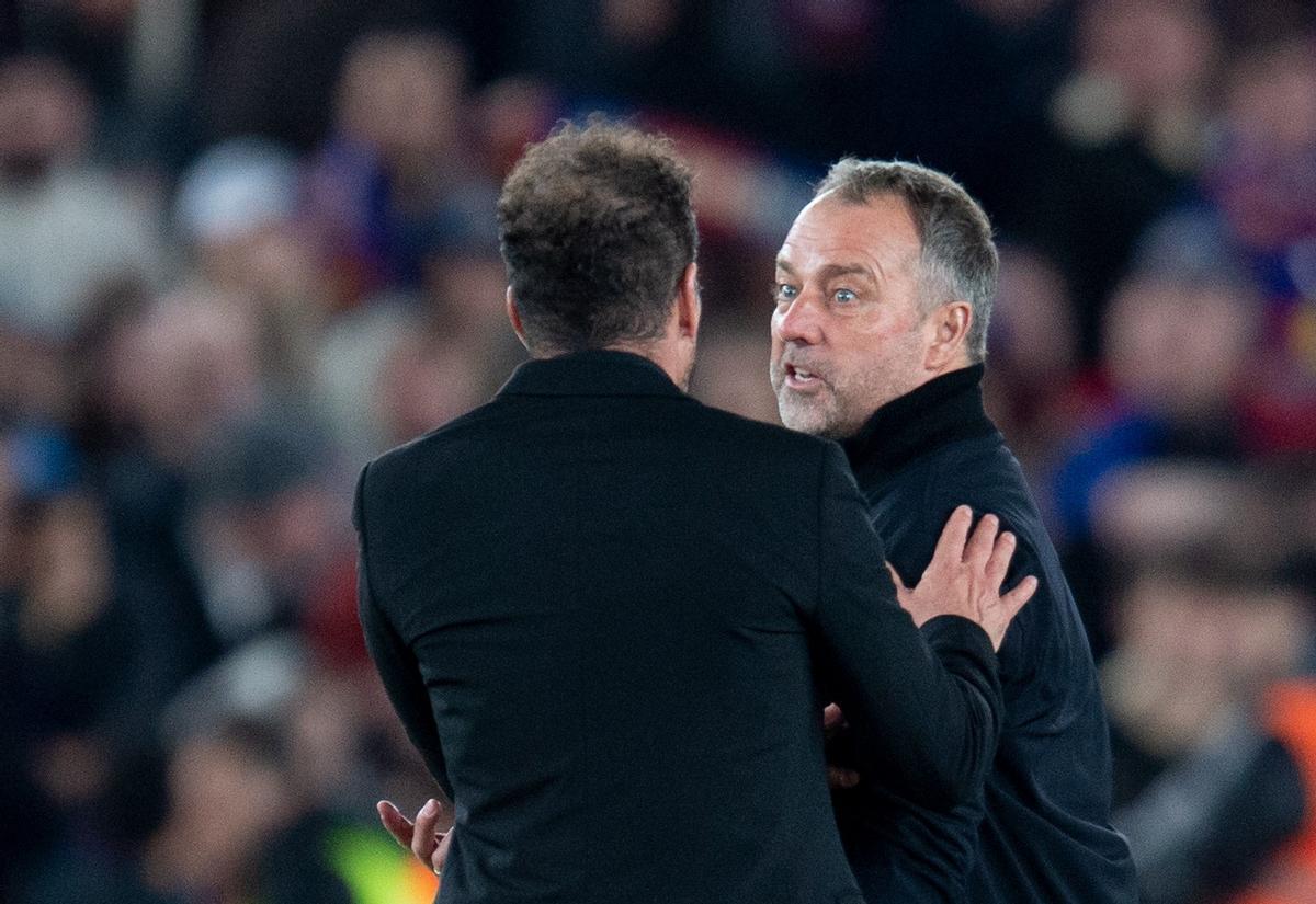 Flick discute con Simeone.