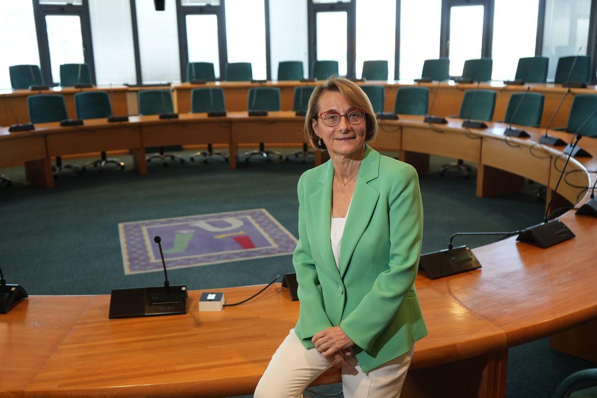 La rectora de la Jaume I de Castelló, Eva Alcón, en la sala de reuniones del Rectorado.