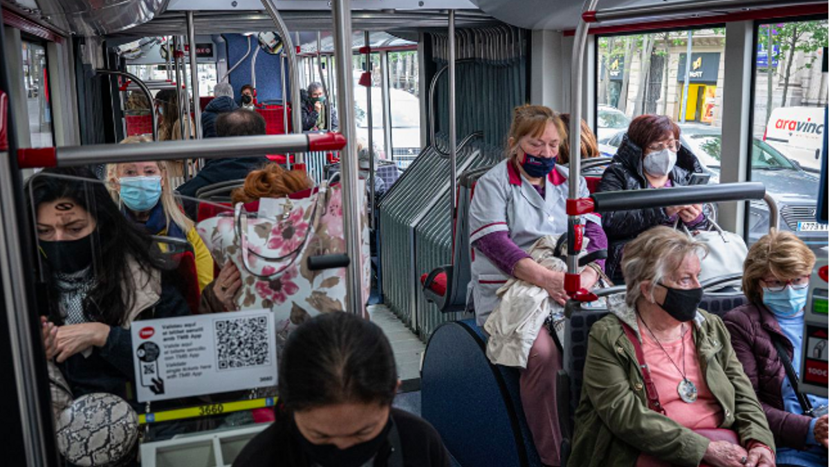 La mascarilla seguirá siendo obligatoria en el transporte público.