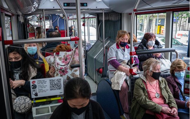 La mascarilla seguirá siendo obligatoria en el transporte público.