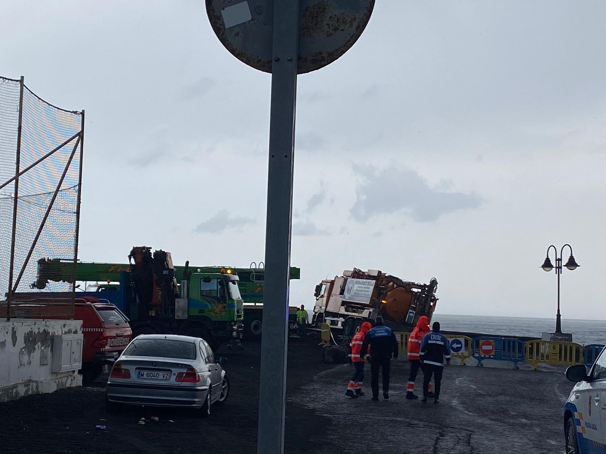 Parte de un camión de desatascos cae a un agujero en Punta Mujeres (Lanzarote)