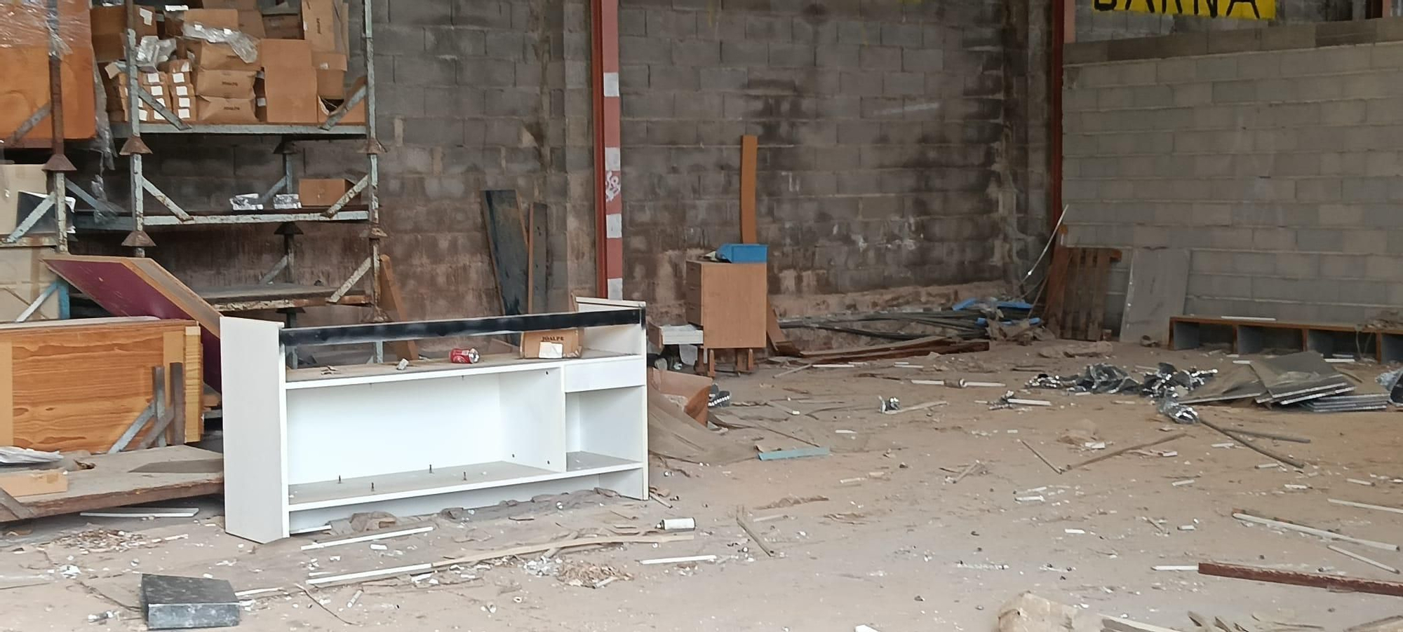 Esclarecedores imágenes del estado y los riesgos de una nave industrial abandonada en la Vall