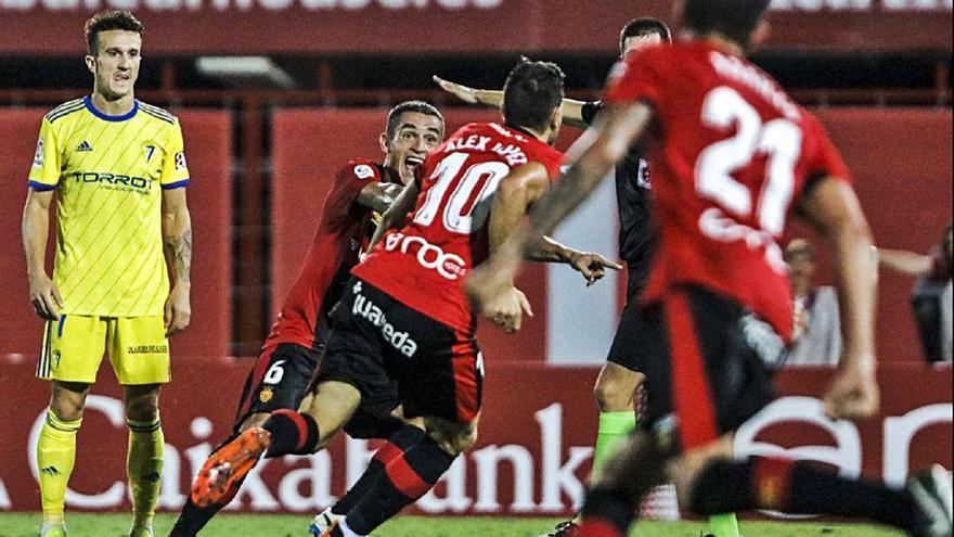 Álex López celebra su gol, con Pedraza preparado para celebrarlo.