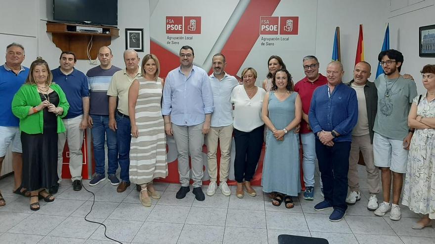Adrián Barbón arropa a Ángel García en su presentación oficial como candidato del PSOE a las municipales del año que viene