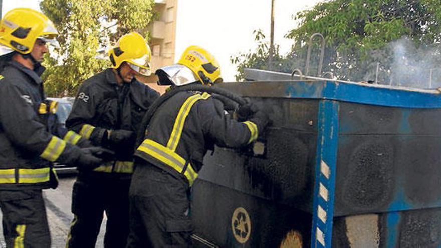 Bomberos sofocan un incendio en un contenedor en Palma.