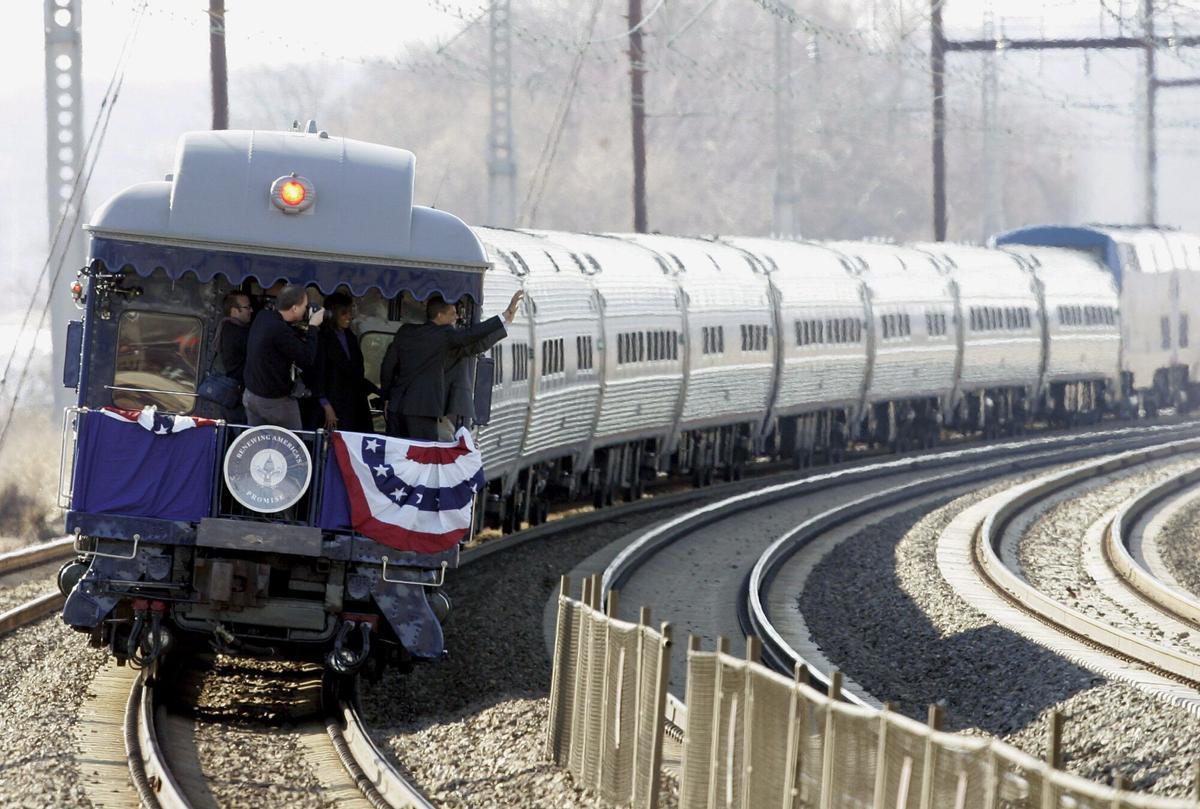 El presidente de Estados Unidos Barack Obama saluda desde un tren a su paso por la estación Amtrak en Claymont, Deleware, EEUU.