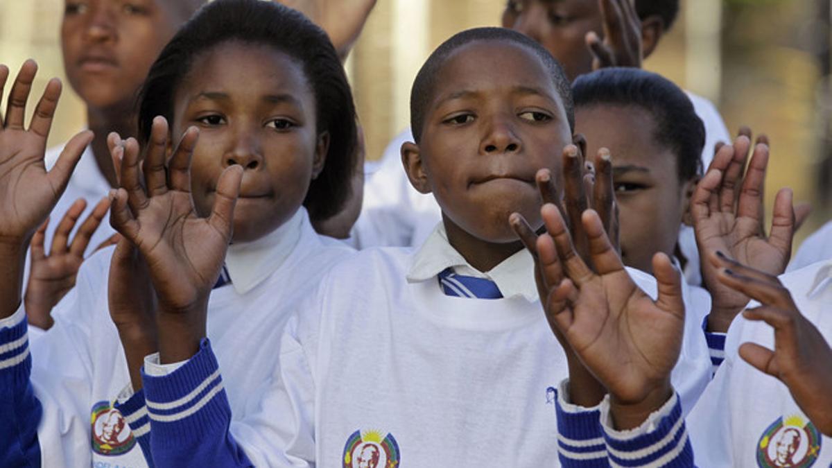 Varios niños celebran, con pastelitos, el 93º aniversario de Nelson Mandela, este lunes, en Qunu.