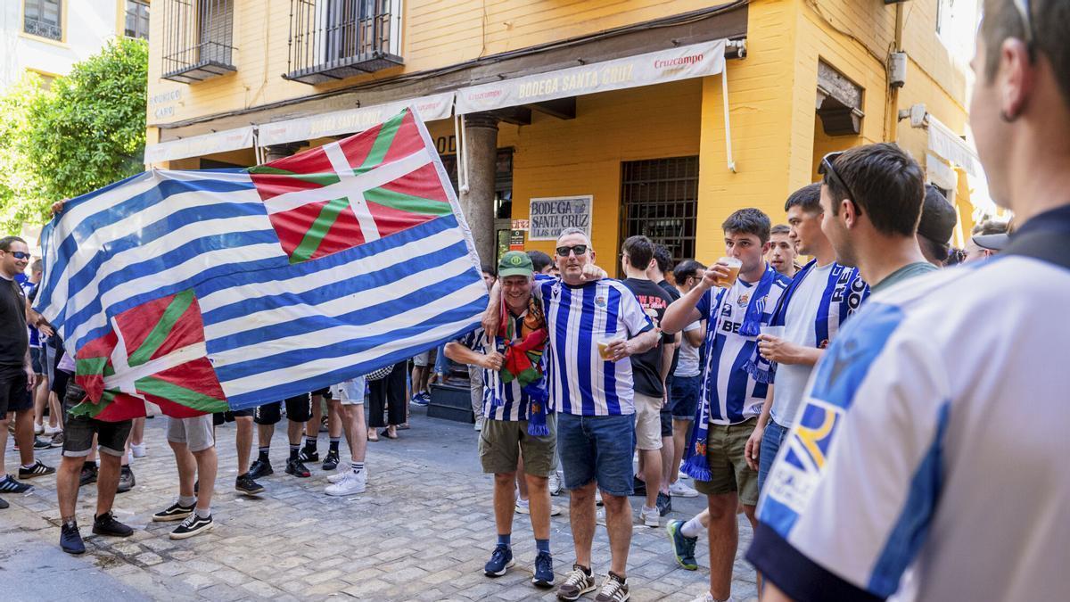 FINAL COPA DEL REY | Los aficionados de Atlético de Madrid y Real Sociedad desembarcan en el centro de Sevilla para la final de la Copa del Rey FINAL COPA DEL REY | Los aficionados de Atlético de Madrid y Real Sociedad desembarcan en el centro de Sevilla para la final de la Copa del Rey