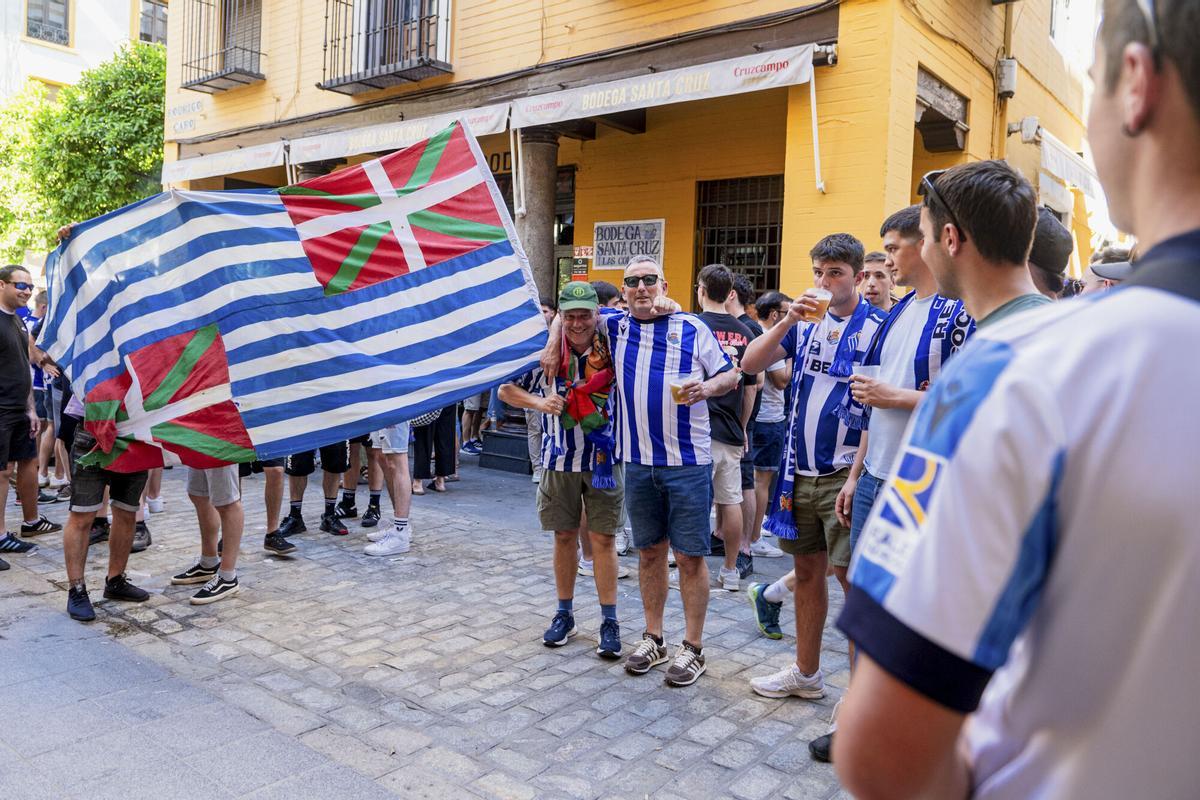 Aficionados de la Real Sociedad durante el día previo a la final de la Copa del Rey en Sevilla.