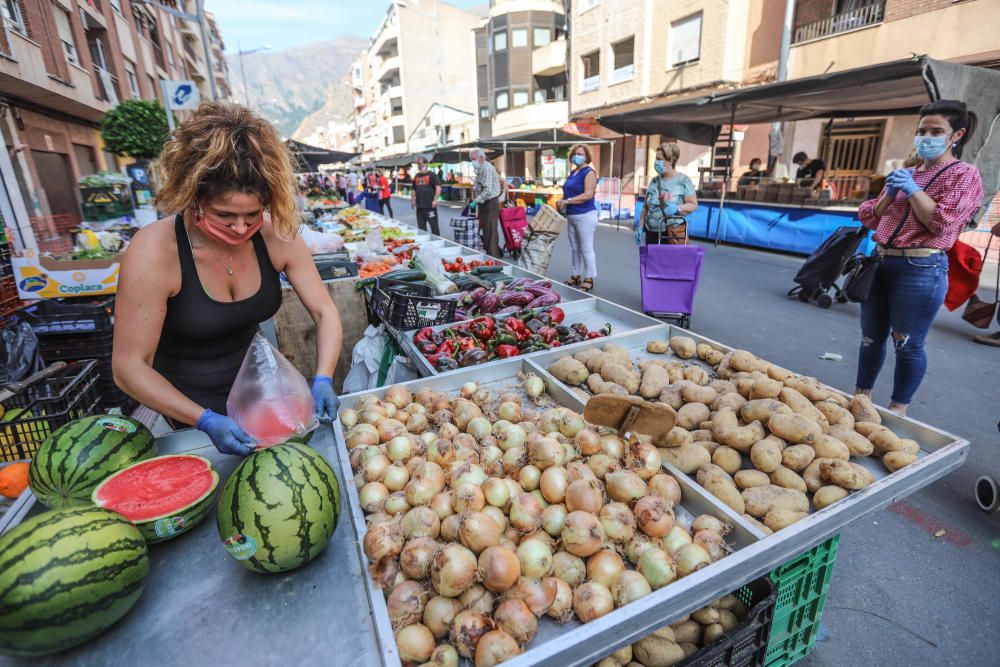 Control de temperatura en el mercadillo de Callosa de Segura por parte de la Policía Local