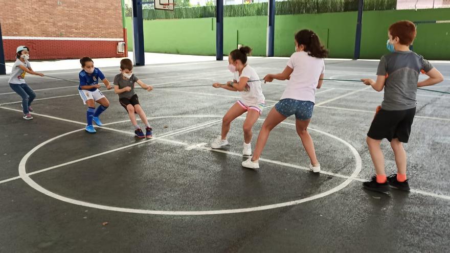 Langreo amplía al mes de agosto su programa de apertura de colegios