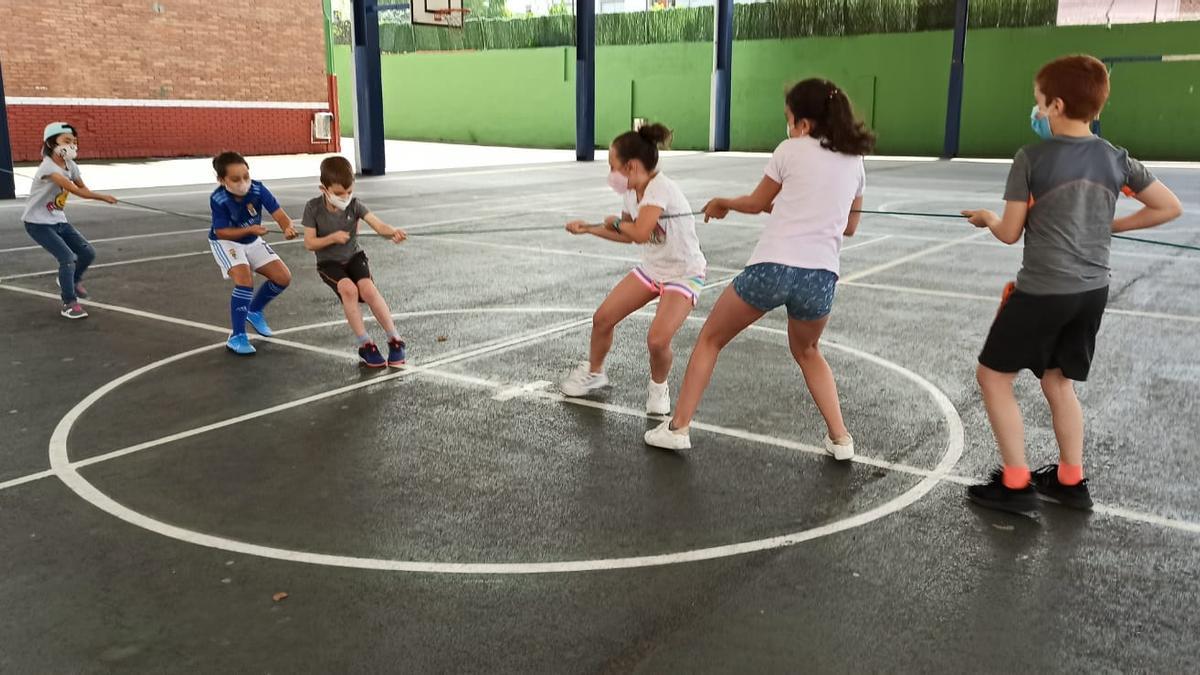 Varios niños participan en una actividad de un programa de conciliación de Langreo, en una pasada edición.