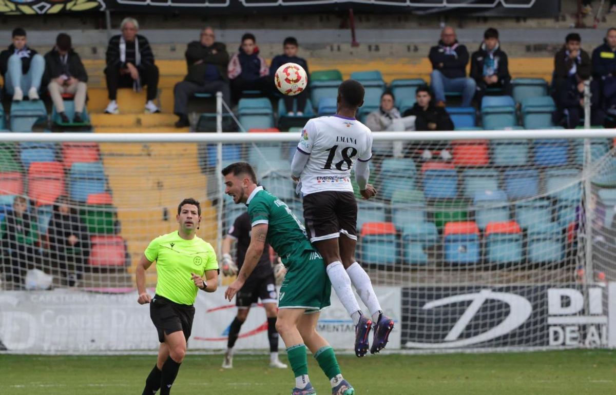 Nacho Fariña, del Coruxo, lucha por un balón durante el partido de ayer. | Salamanca CF UDS