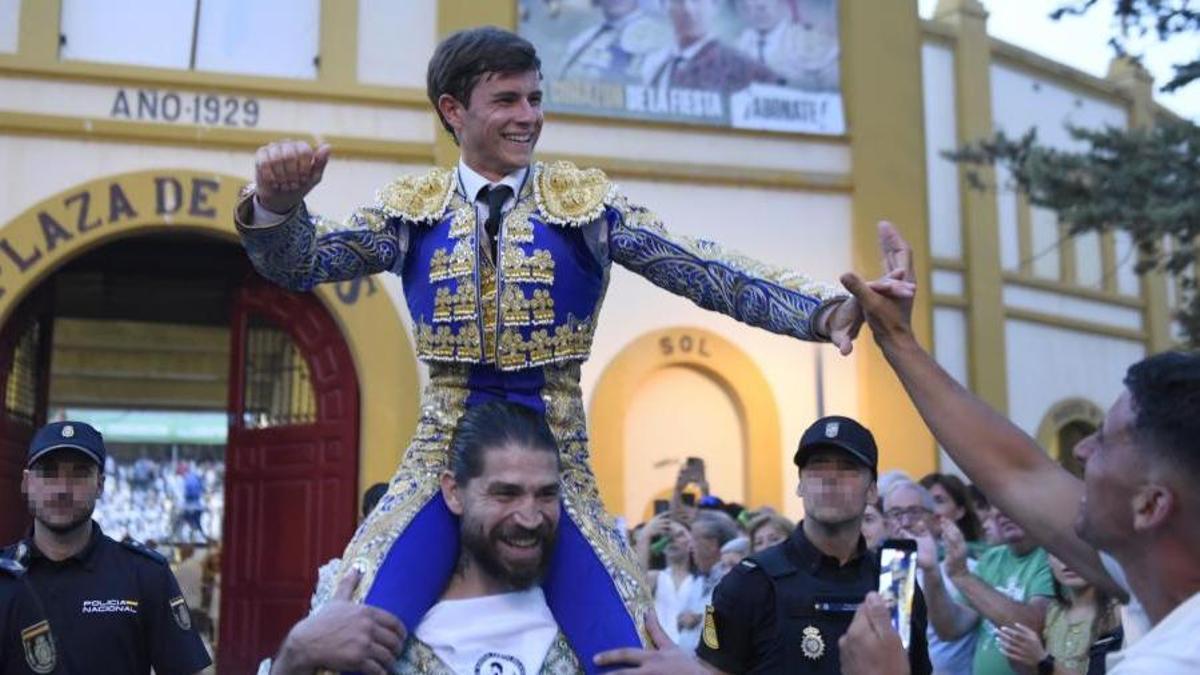 El aragonés Aarón Palacio sale por la puerta grande, este martes en Huesca.