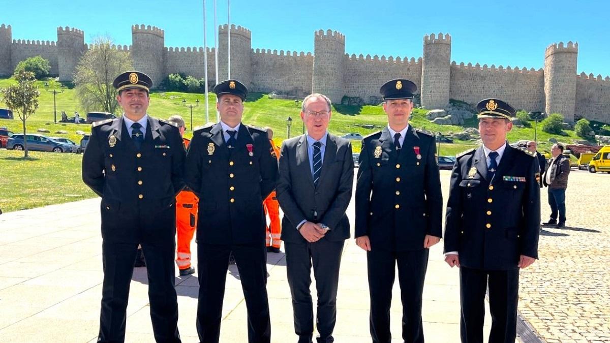 Policías Nacionales de Zamora condecorados, junto al subdelegado del Gobierno