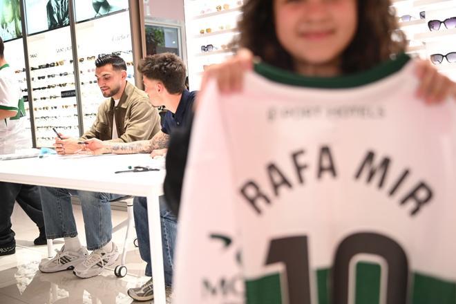 Rafa Mir se da un polémico baño de masas tras su denuncia racista