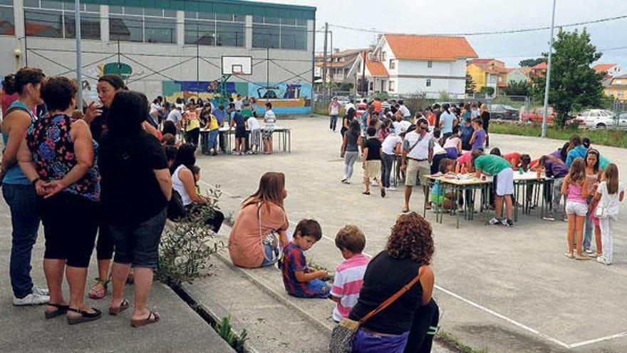 Padres, profesores y alumnos del instituto se movilizaron en favor de la enseñanza pública.  // Iñaki Abella