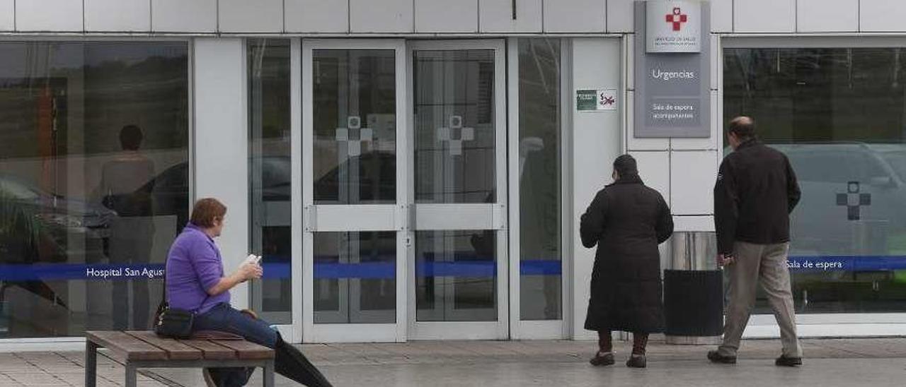 Entrada a las urgencias del San Agustín, uno de los servicios sanitarios de la comarca donde se implantará el protocolo para combatir los suicidios.