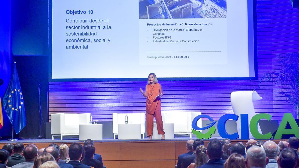 La directora general de Industria del Gobierno canario, Ana Zurita, en el II Congreso de la Industria de Canarias en el Auditorio Alfredo Kraus.