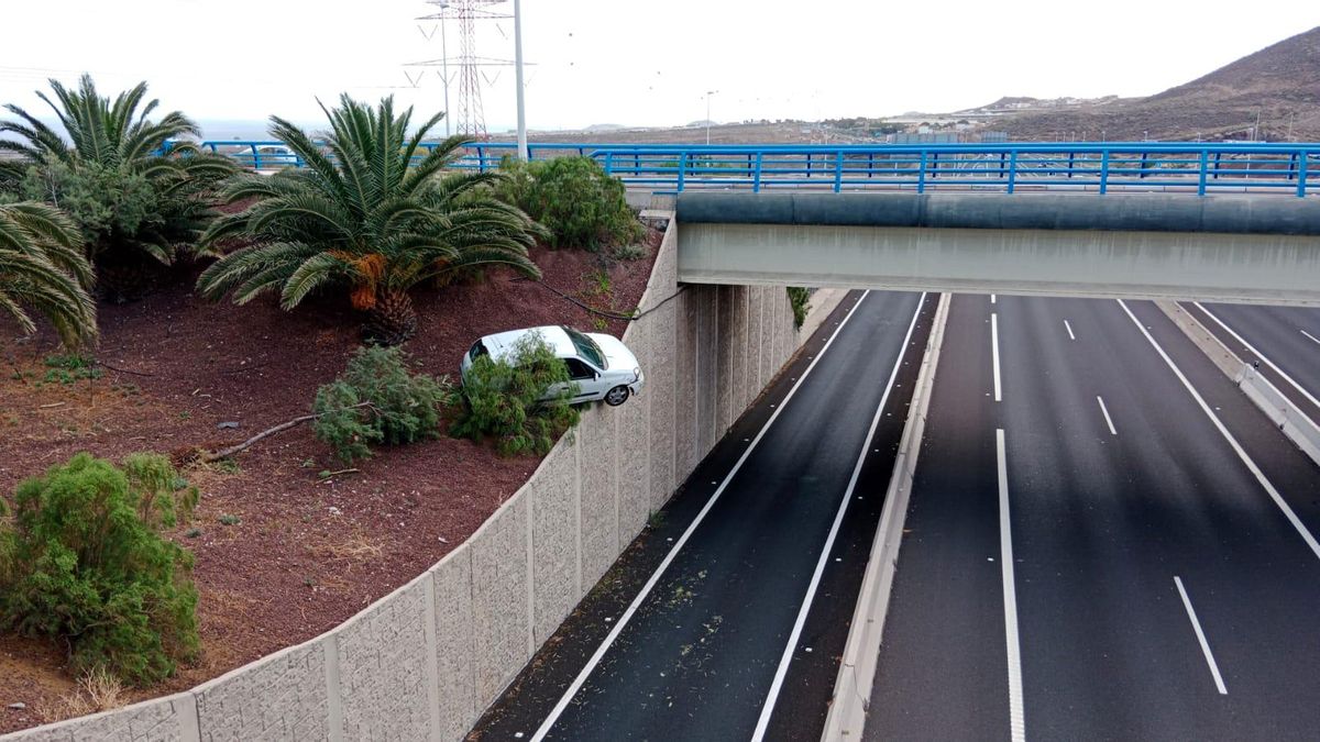 Vehículo colgando hacia la autopista del sur de Tenerife.