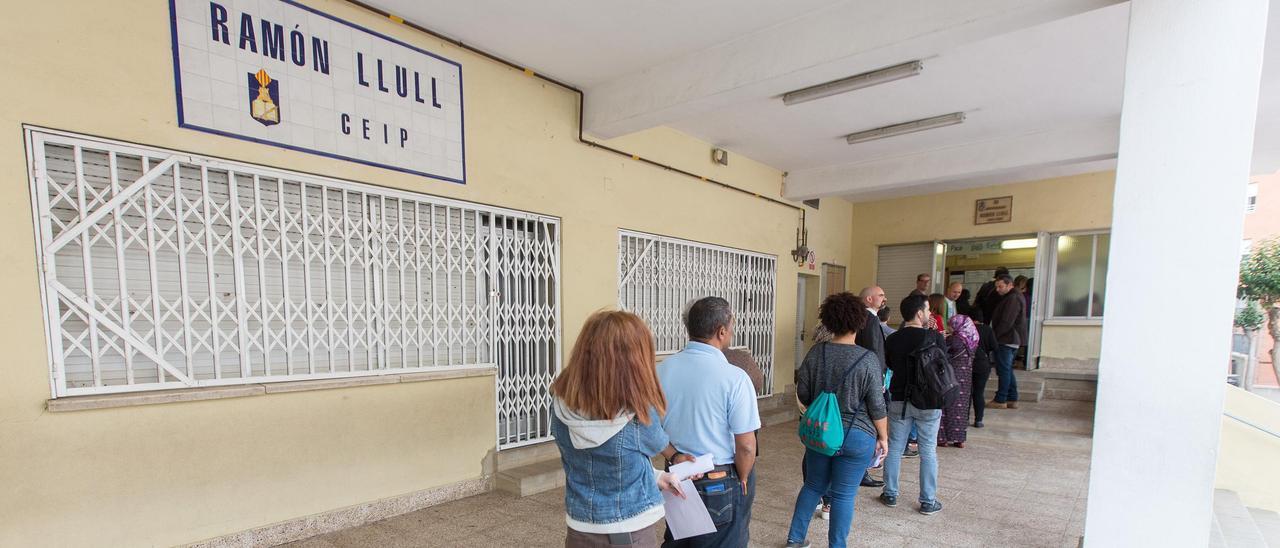 Padres del colegio Ramon Llull en 2018 esperan para votar y decidir el horario escolar del centro