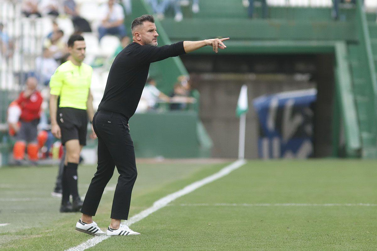 Iván Ania da instrucciones a sus futbolistas durante el encuentro en El Arcángel.