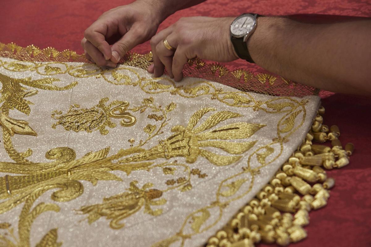 Así es el manto de la Virgen "Un poco de muchos" al detalle Así es el manto de la Virgen "Un poco de muchos" al detalle