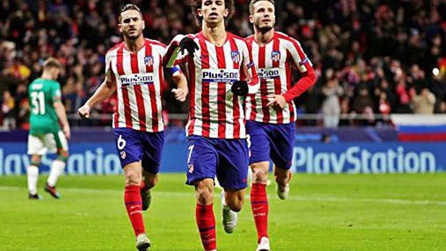 João Félix celebra el gol que anotó de penalti y adelantó al Atlético.