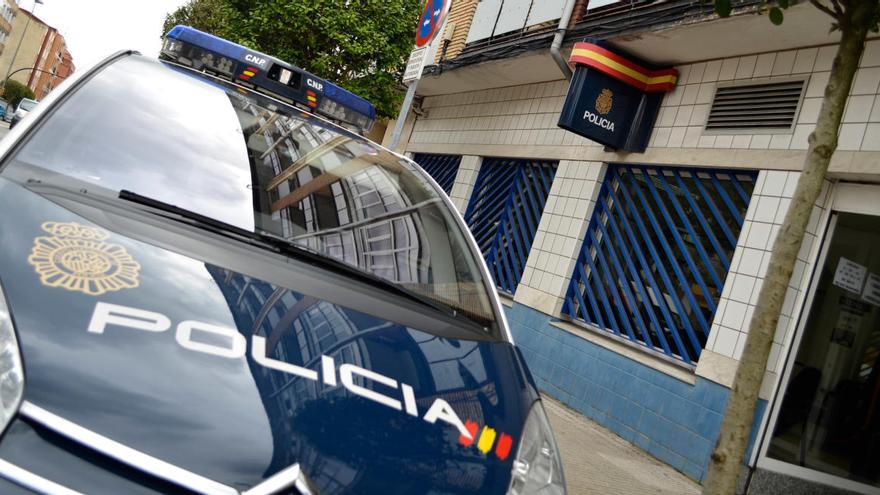 Arrestan a una mujer por robar una cartera en un supermercado