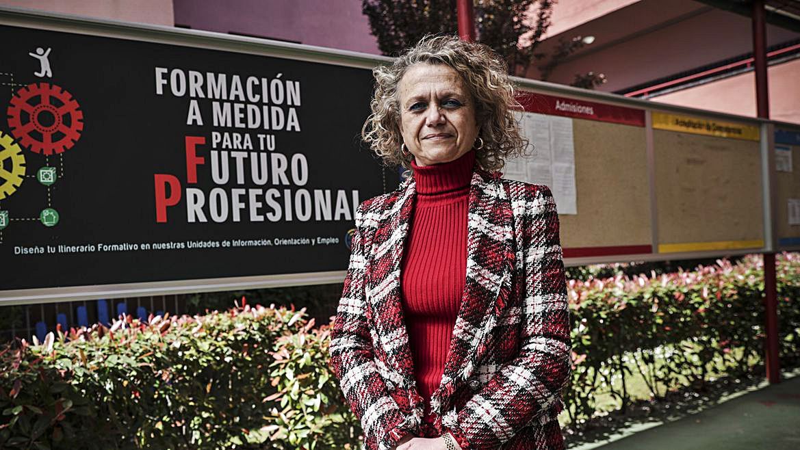 La profesora Mar Alemán, ayer, en el Centro Integrado de Formación Profesional de Cerdeño. | Irma Collín