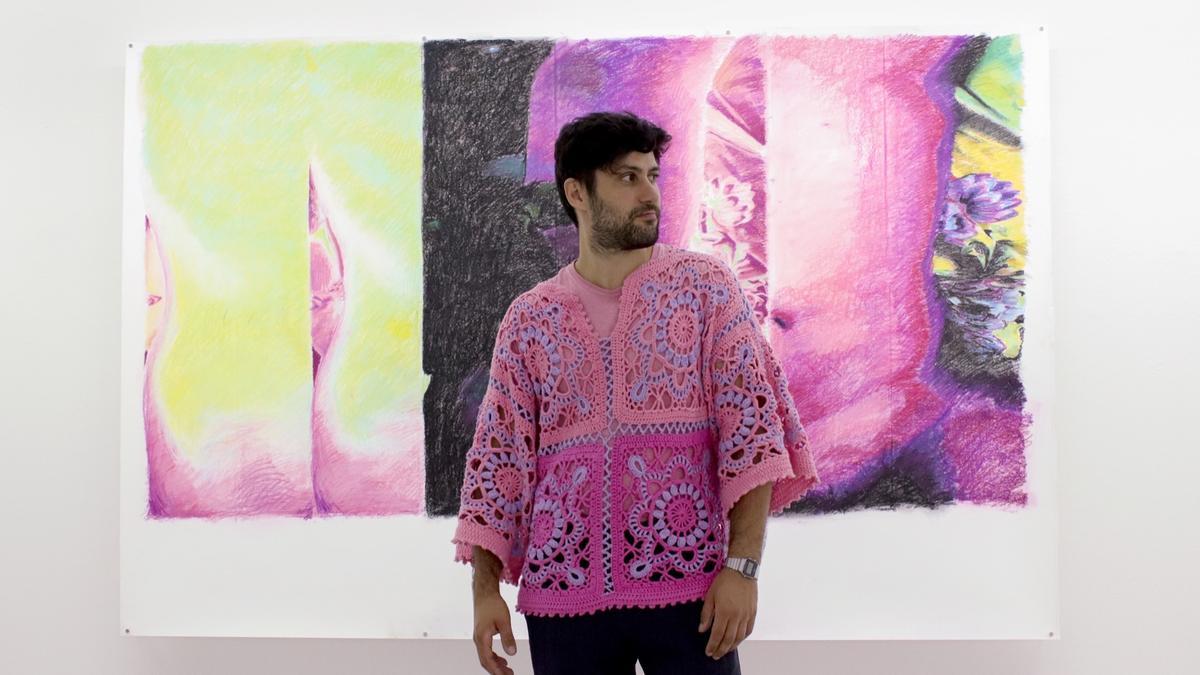 El artista pacense Pablo del Pozo junto a una obra de su exposición
