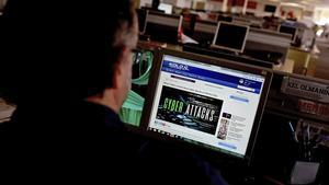 TUR01 ESTAMBUL  TURQUIA   27 06 2017 - Foto de archivo fechada el 15 de mayo de 2017 que muestra un periodista leyendo articulos sobre ciberataques en Estambul  Turquia  Segun los medios de comunicacion  companias de todo el mundo han sufrido un ciberataque a gran escala  hoy  27 de junio de 2017  EFE Sedat Suna