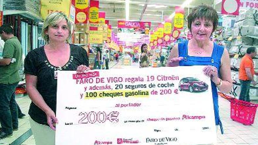 Gloria Arman Flores (dcha.) recibió su cheque gasolina de manos de Victoria Tejedor. /carlos pereira