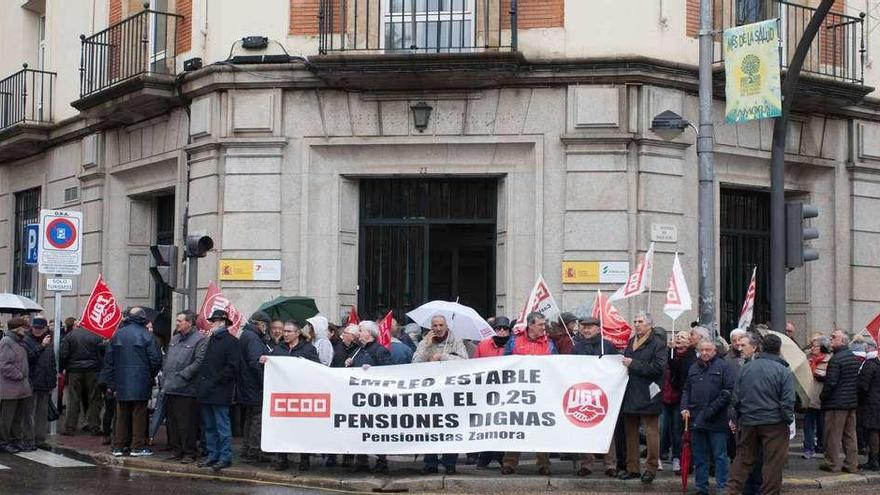 Pensionistas, sindicalistas y ciudadanos concentrados a las puertas del Instituto Nacional de la Seguridad Social en Zamora.