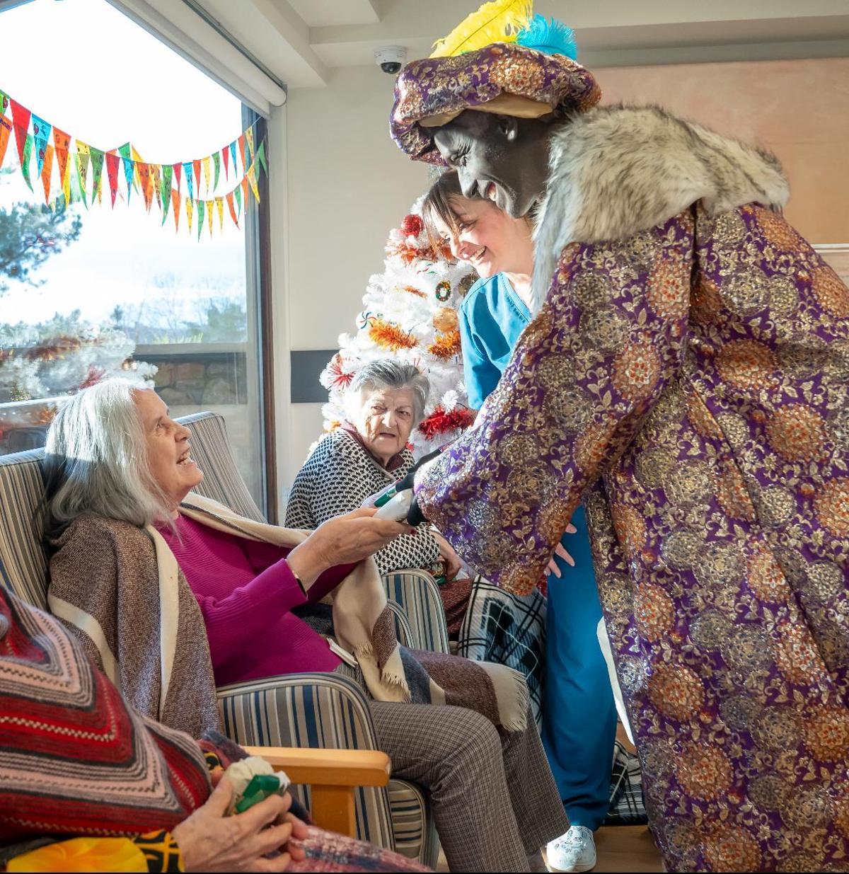 Los pajes entregando los regalos a los usuarios.